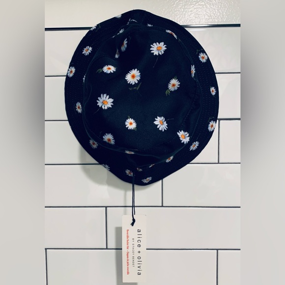 New Alice + Olivia X Fabfitfun reversible Bucket hat black/white daisy - Picture 12 of 15